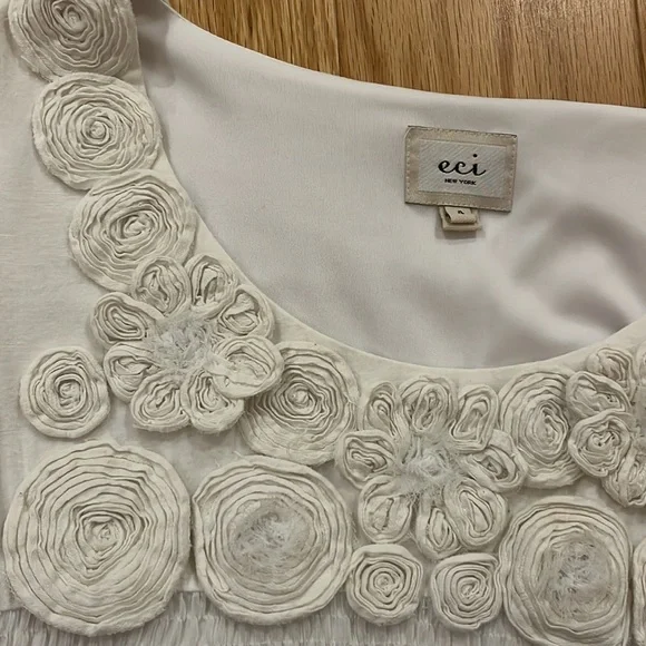 eci White flowy rosette blouse size 4 - Picture 3 of 4